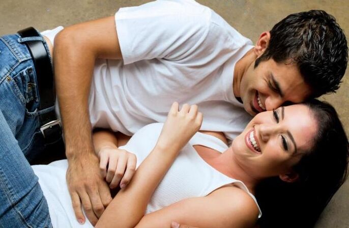 მამაკაცი გოგონას შეხებით აღელვებს